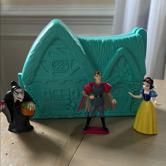 Disney’s Snow White Once Upon a Time Playset - Picture 1 of 13